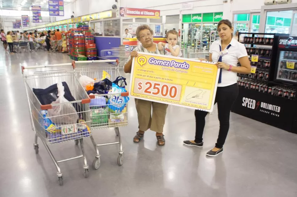 GANADORA. Aída González posa junto a los productos que compró. gentileza gomez pardo 