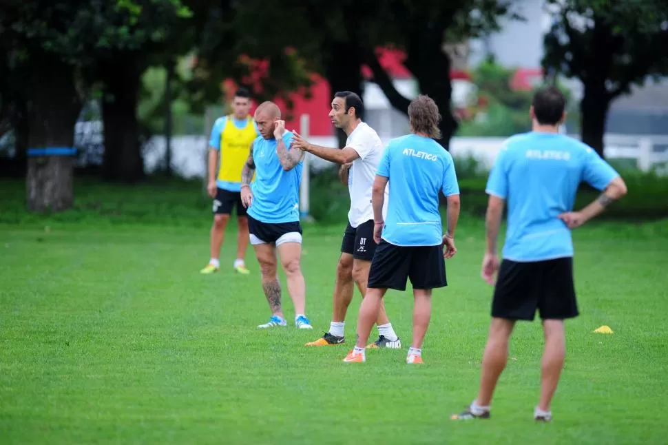 JUGADAS PREPARADAS. El trabajo en espacios reducidos al que obligó el clima durante la semana puede resultarle útil a Atlético para adaptarse mejor al tamaño de la cancha del “decano” entrerriano. la gaceta / foto de diego aráoz (archivo)