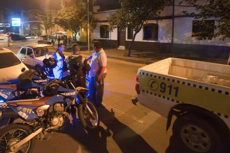 OPERATIVO. Policías del 911 y de la seccional 2ª estaban frente de la casa de Kika, mientras la mujer declaraba. la gaceta / foto de diego aráoz