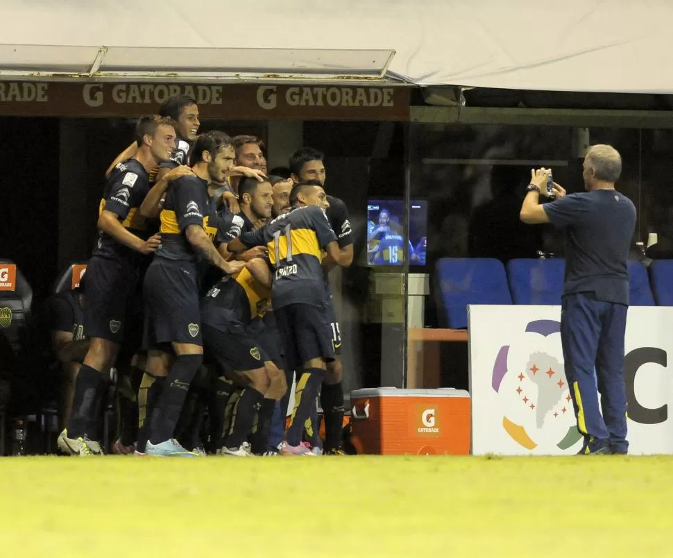 EL MEJOR FESTEJO. El kinesiólogo “xeneize” fotografía al grupo tras el primer gol de Osvaldo ante Zamora; el propio goleador reconoció que lo tenía pensado así. dyn