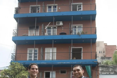 En medio del humo y casi sin respirar, se vieron por primera vez y rescataron a nueve personas