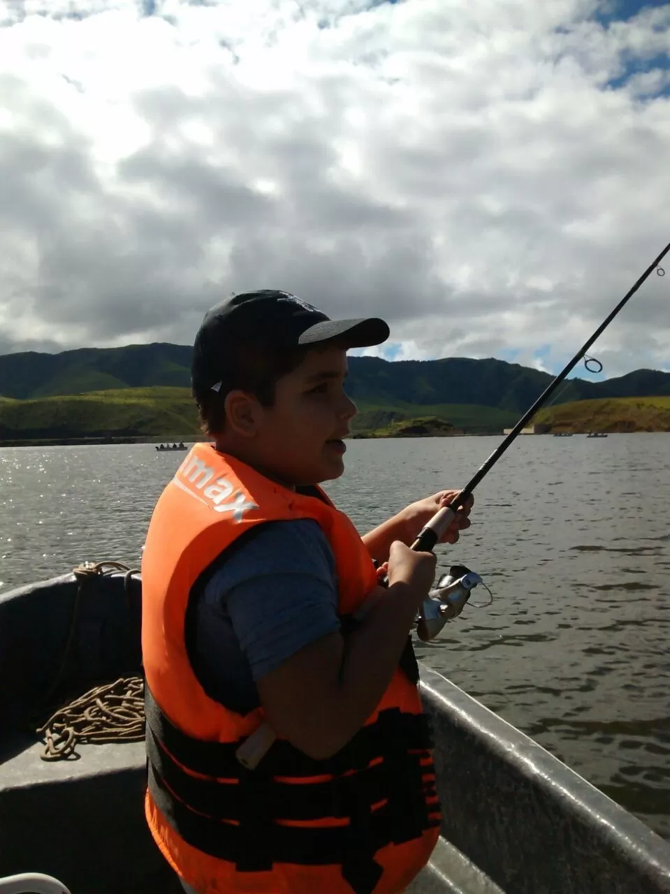 FELICIDAD PLENA. Francisco Prats durante el concurso en el que logró capturar seis ejemplares de pejerrey pescando al tacto en el dique La Angostura. foto gentileza raúl prats