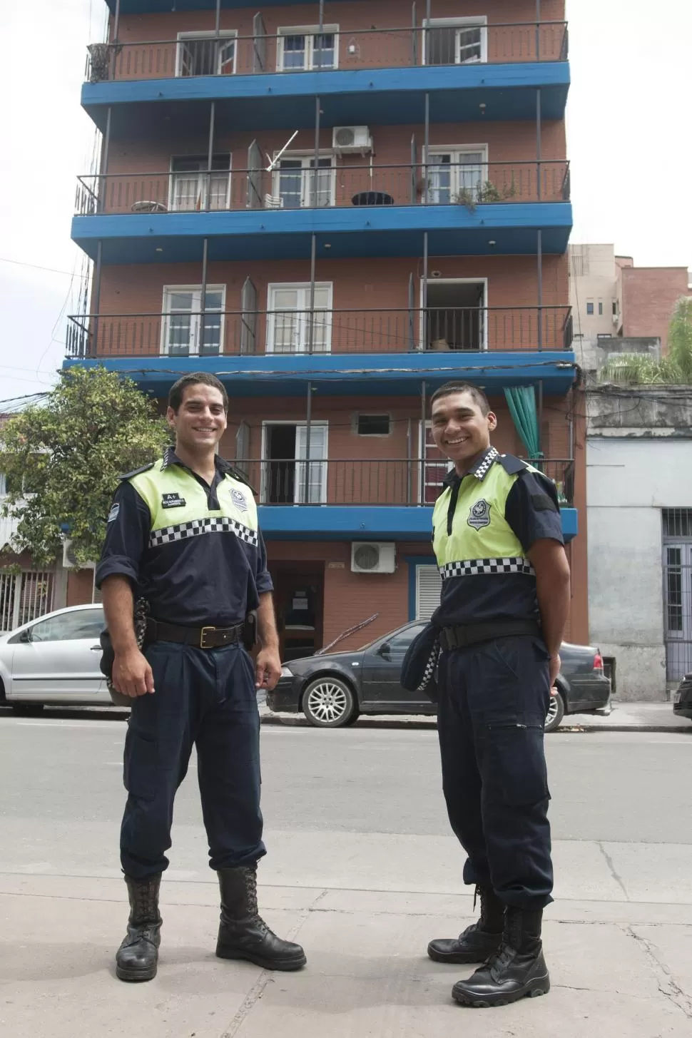 EN EL LUGAR. Dos días después del incendio, los agentes regresaron al edificio en el que se desató el siniestro. la gaceta / fotos de Inés Quinteros Orio - héctor peralta