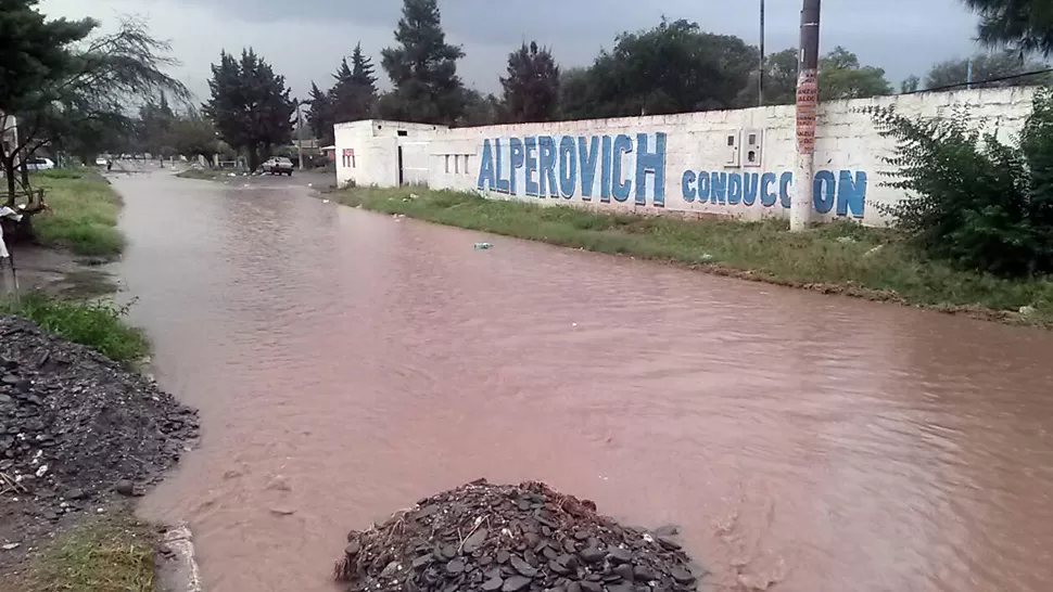 LA LLUVIA DE HOY. Las precipitaciones de esta tarde anegaron algunas calles en Trancas, según avisó un lector. FOTO ENVIADA POR WHATSAPP