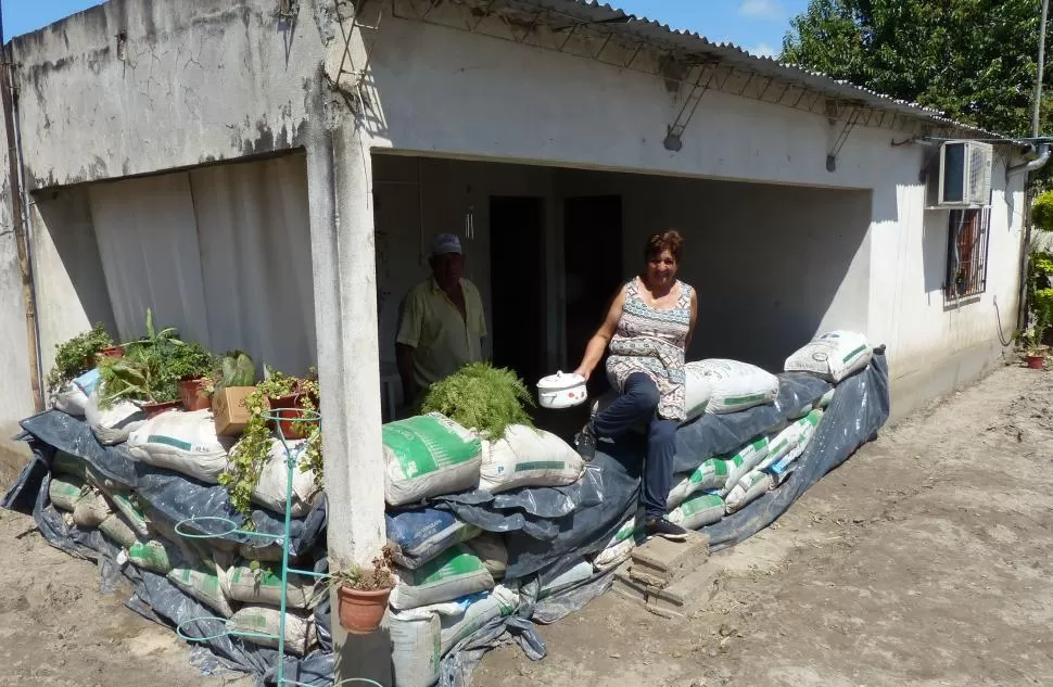 DEFENSAS. En Alpachiri temen que haya más inundaciones y se protegen. la gaceta / foto de osvaldo ripoll