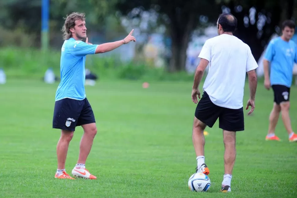  OBEDIENTE. Quiroga intercambia pareceres con Azconzábal durante el entrenamiento. El técnico está conforme con el neuquino en su posición de volante.  la gaceta / foto de diego aráoz