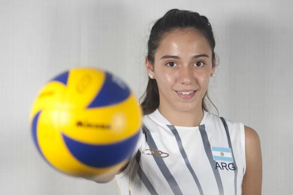 SE LLEVAN BIEN. “Chuchi” mantiene casi inmaculada a su pelota de voley.  la gaceta / foto de Diego Aráoz