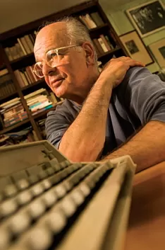 EXPERIENCIA. Stephen Dixon da clases de escritura. pages.jh.edu