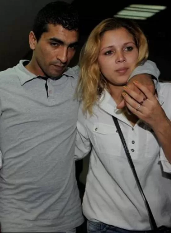 NO CULPABLE. Guillermo Barros abraza a su hermana al quedar libre. clarín.com