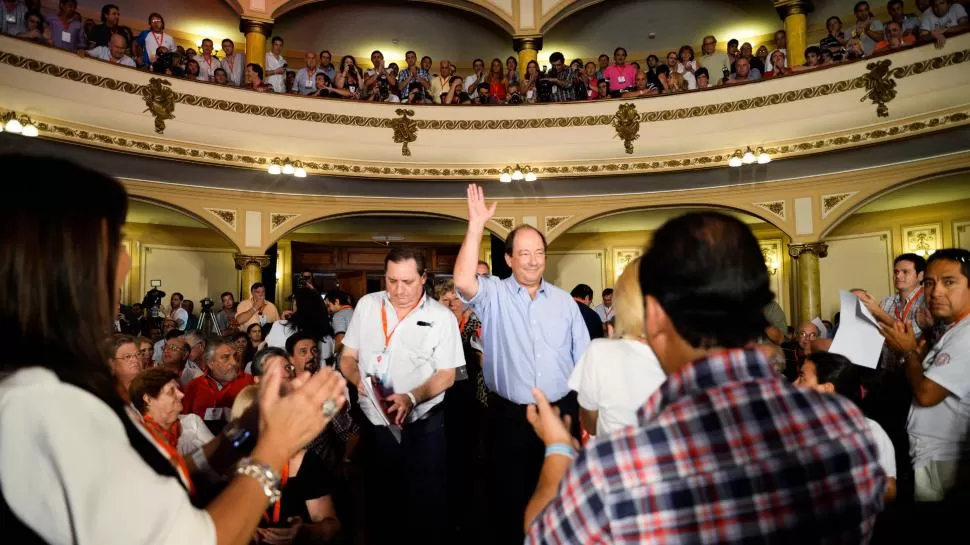 EN MEDIO DE APLAUSOS. Sanz, el presidente de la UCR, saluda a los delegados que lo recibieron con vítores. dyn