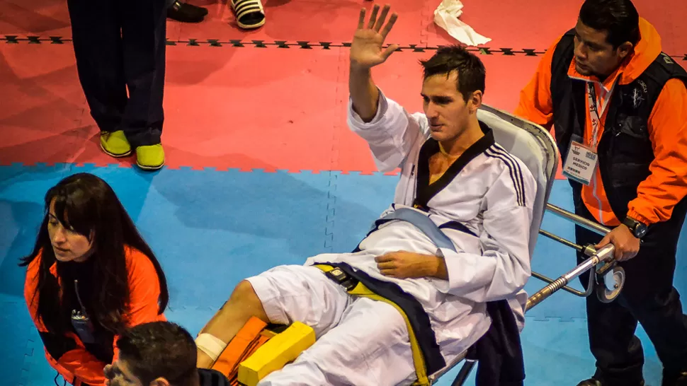 UNA MALA. El argentino se lesionó después de un bloqueo ilegal por parte de su rival. FOTO TOMADA DE MASTKD.COM