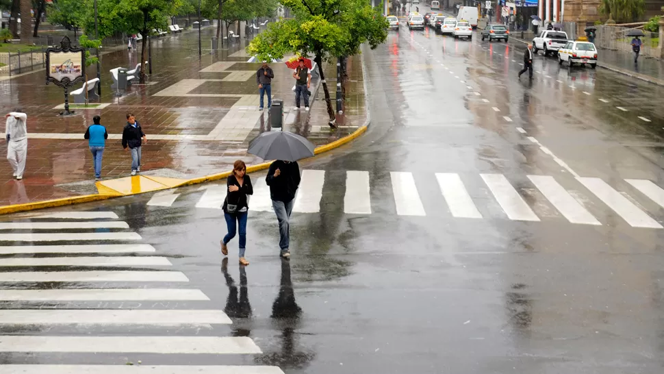 ¡A LLEVAR PARAGUAS! La jornada estará lluviosa por lo que será necesario salir de casa equipado. ARCHIVO LA GACETA / FLORENCIA ZURITA