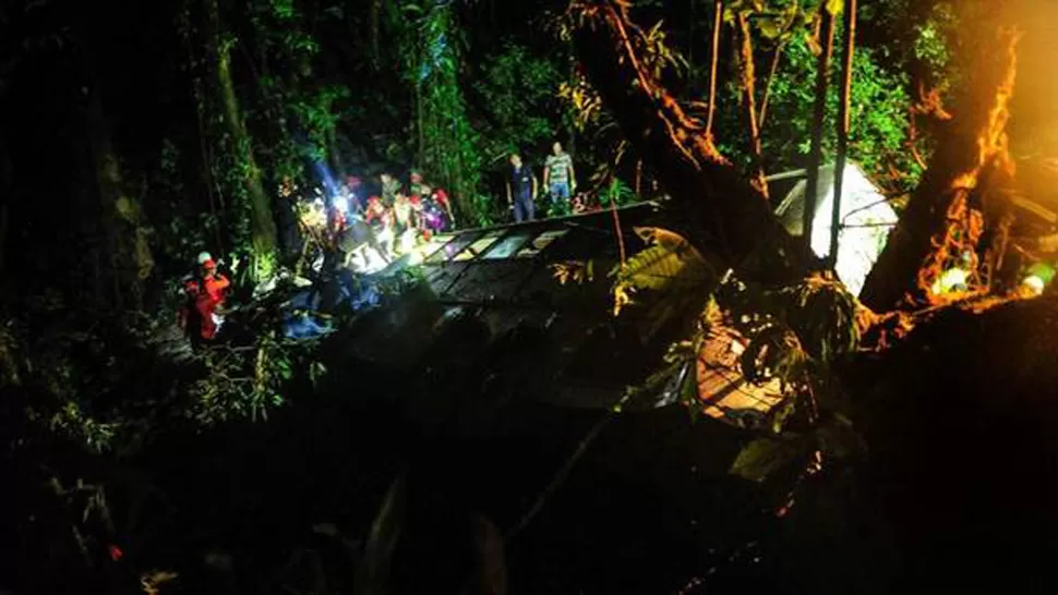 DRAMATICO. Un centenar de personas trabajó en el rescate de los peregrinos accidentados. FOTO TOMADA DE CLARIN.COM