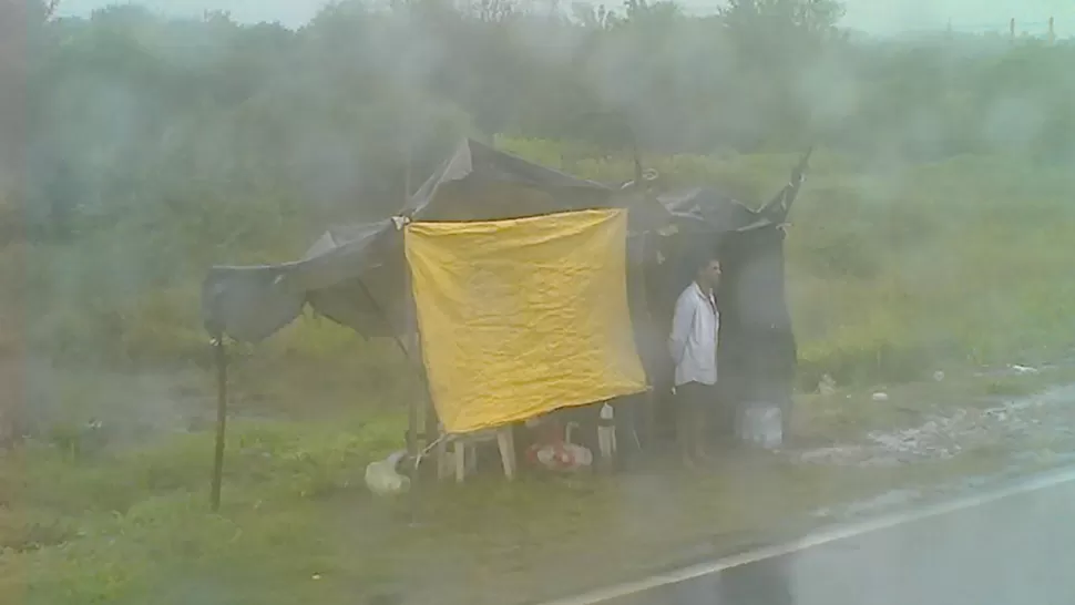 Bajo la lluvia y a la vera de la ruta