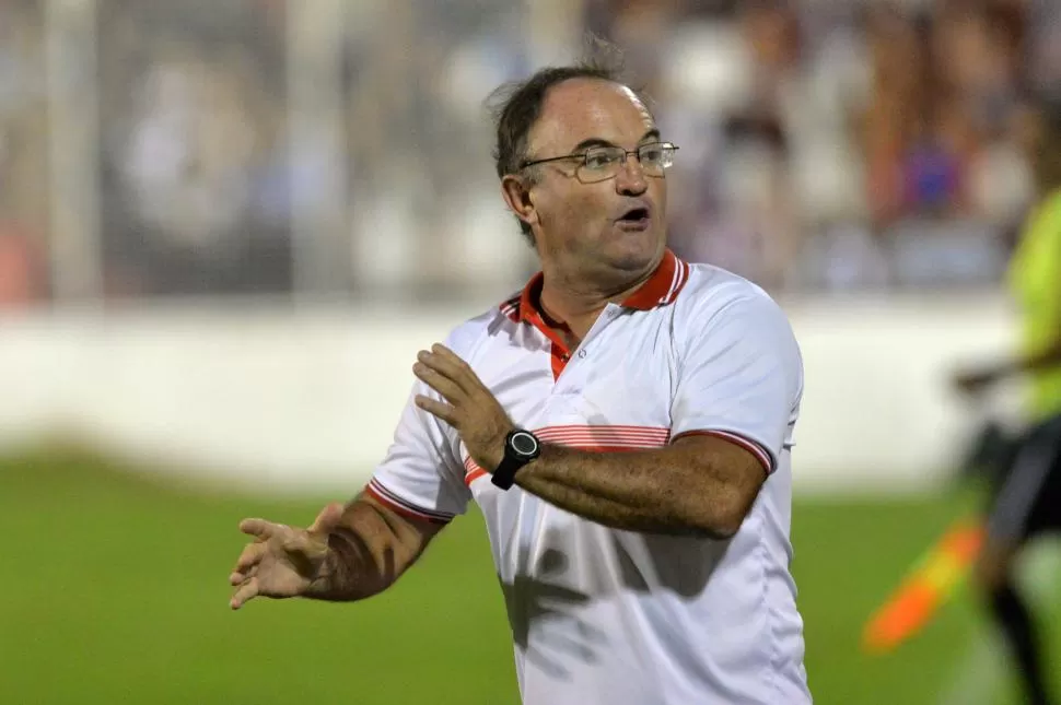 UN PERSONAJE SINGULAR. Edgardo Cervilla, entrenador de Atlético Paraná, tiene una lengua picante y cada vez que habla genera polémicas. foto de javier escobar (especial para la gaceta)