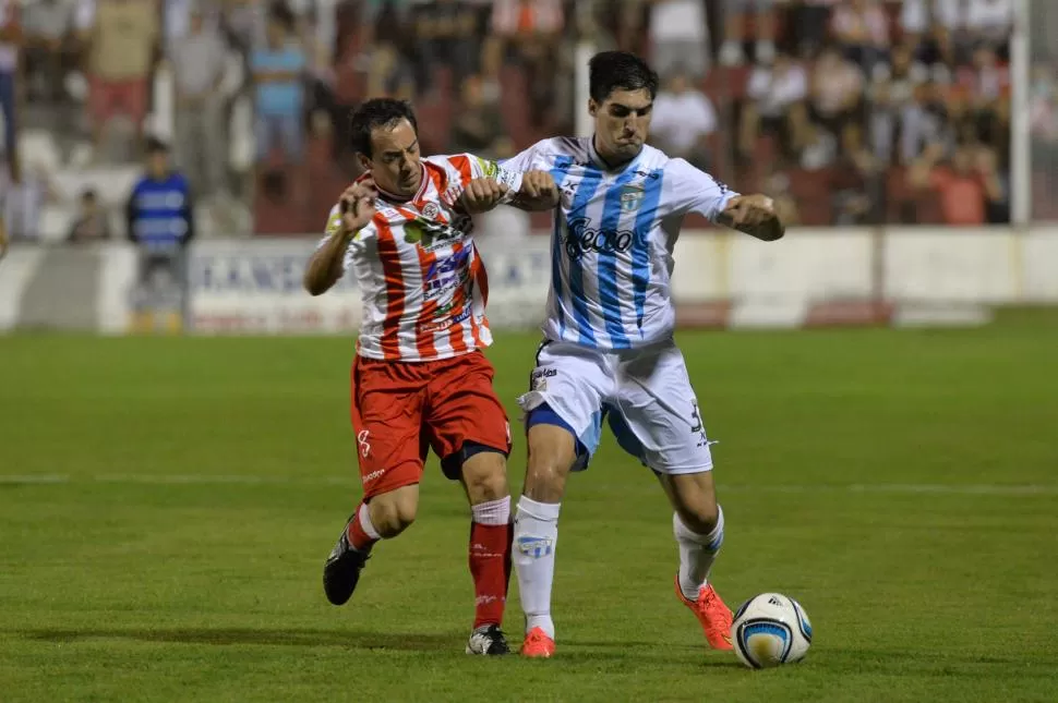 CON LOS DIENTES BIEN APRETADOS. Fernando Evanegelista pelea la pelota contra un rival. El partido fue muy luchado. foto de javier escobar (especial para la gaceta)