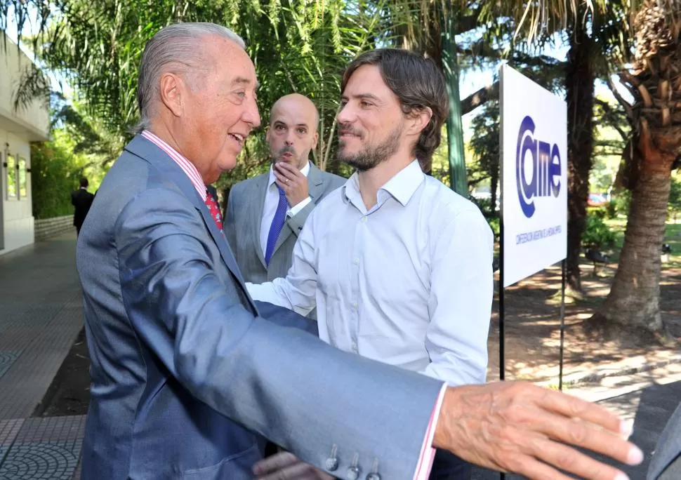 ENCUENTRO. Osvaldo Cornide, presidente de CAME, y Augusto Costa, secretario de Comercio nacional, se saludan. telam