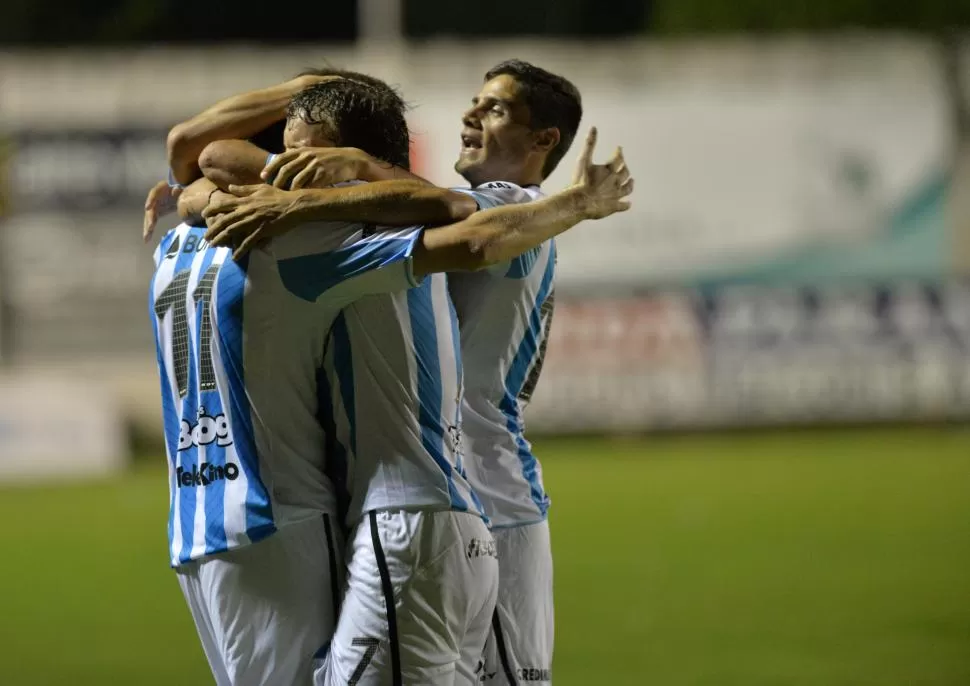 EL ABRAZO ESPERADO. Los jugadores del “decano” tucumano celebraron el gol de Menéndez para empatar el partido con Atlético Paraná y para seguir siendo líderes. foto de javier escobar (especial para la gaceta)