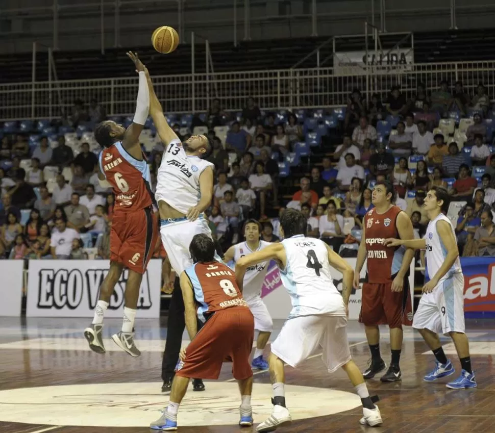 EN EL AIRE Y EN LO ALTO. Matías Santucho (N°13) salta con un rival tratando de ganar la posesión para el equipo visitante. foto de Marcelo Miller