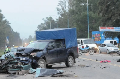 Hay tres muertos, tras el choque de un auto contra una moto y una camioneta