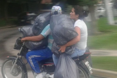 En una moto llevan seis bolsas de residuos llenas