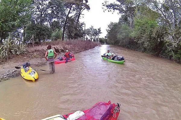 Viajes en bote hacia el horror de las inundaciones