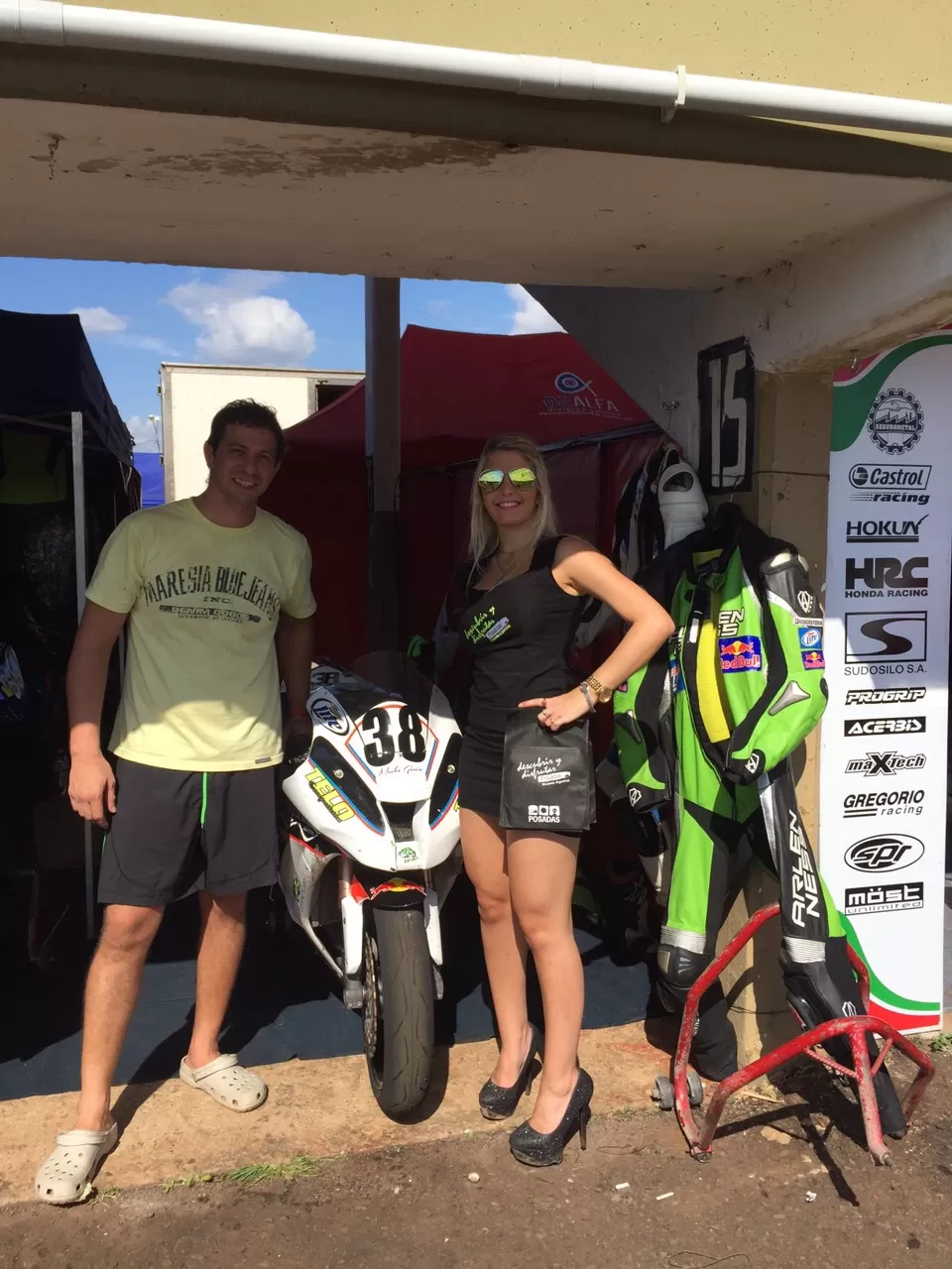 FELIZ. “Nacho” García Mena en su box, junto a su moto y a una promotora. foto de “nacho” garcía mena