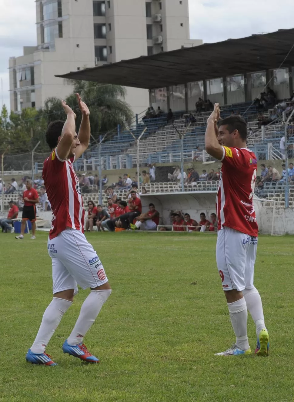 DE FESTEJO. Los delanteros Iván Agudiak y Braian Uribe celebran el gol del 9, que abrió el camino del triunfo en Salta. foto de marcelo miller (especial para la gaceta)