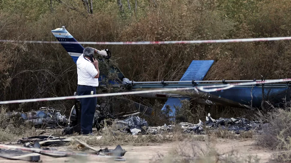 PESQUISA. Un miembro del equipo francés de investigadores recorre el lugar del accidente. REUTERS