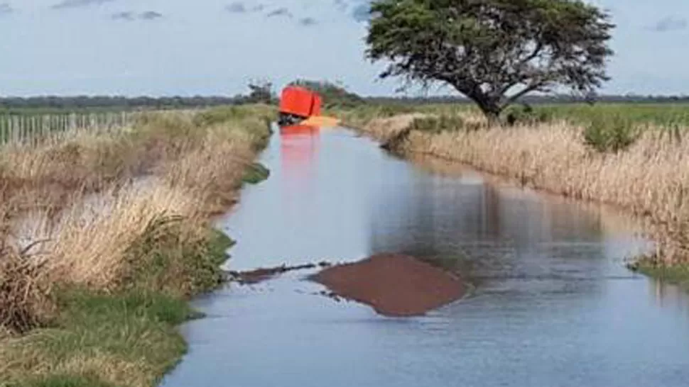 Santiagueños construyen terraplenes para enfrentar la crecida del río Salado