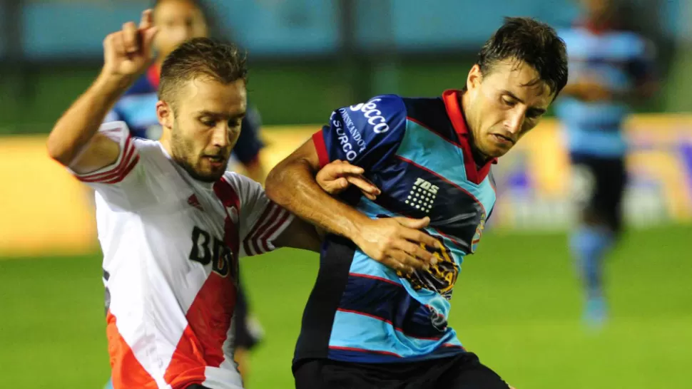 MANO A MANO. Arsenal y River empataron 3 a 3 en un partido intenso, con un tiempo para cada uno. TELAM