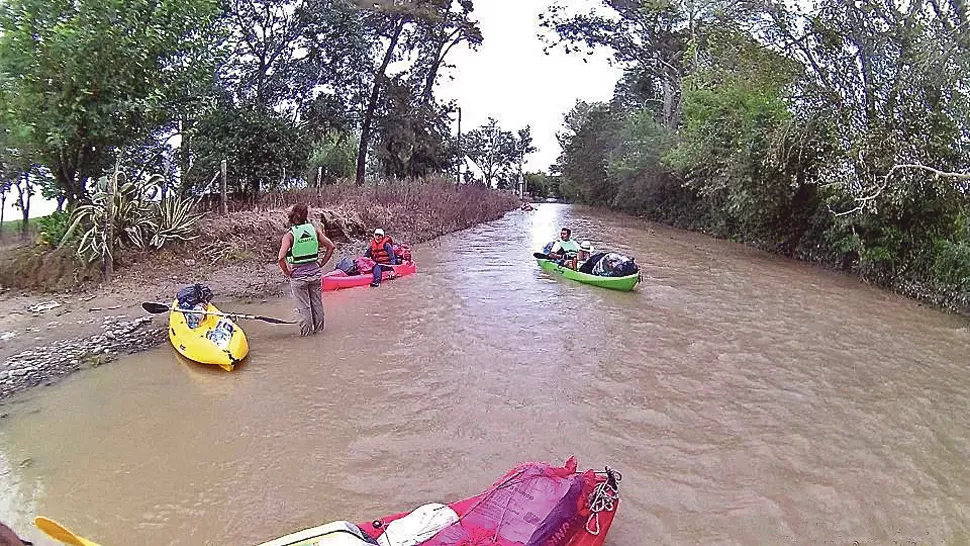 NAVEGANDO POR UN CAMINO. Un grupo de deportistas hace un alto en el trayecto; en sus kayaks llevan ayuda para las familias aisladas. gentileza ricardo ezequiel de cristobal