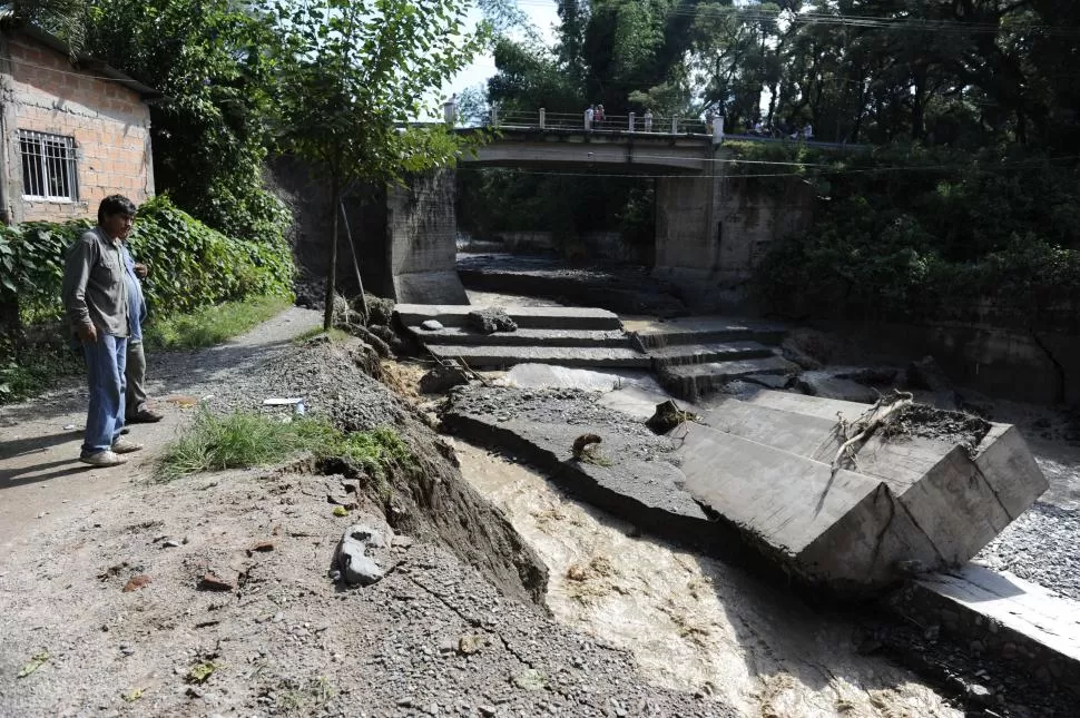 DESTRUIDOS. Tras las crecientes, así quedaron los muros de contención del río Muerto a la altura del puente. la gaceta / fotos de juan pablo sánchez noli