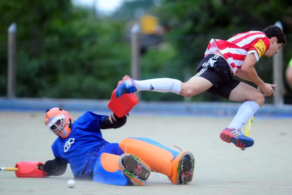 POR EL AIRE. Fiol despeja la bocha ante el ingreso de Gianfranco Micieli. la gaceta / foto de diego aráoz