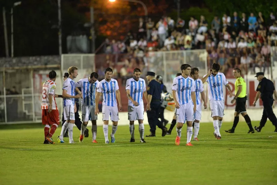 SIN DESCANSO. Apenas terminaron de jugar en Entre Ríos, los integrantes del plantel de Atlético comenzaron a pensar en el interminable periplo a Puerto Madryn.  foto de javier escobar