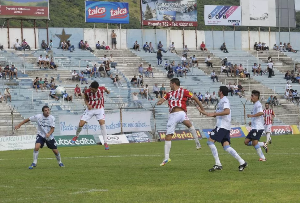 GRAN INTENTO. Iván Agudiak, con pasado en Gimnasia y Tiro, cabeceó para intentar cumplir la ley del ex pero no lo logró; igualmente volvió a complementarse bien con Braian Uribe, el delantero que sí marcó. foto de marcelo miller (especial para la gaceta)