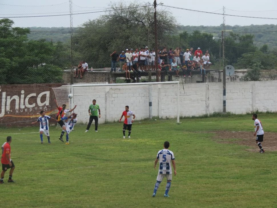 POCO ORTODOXO. Krupoviesa se esfuerza y logra despejar la pelota ante el acoso de los delanteros de Argentino. foto del diario “el liberal” de santiago del estero