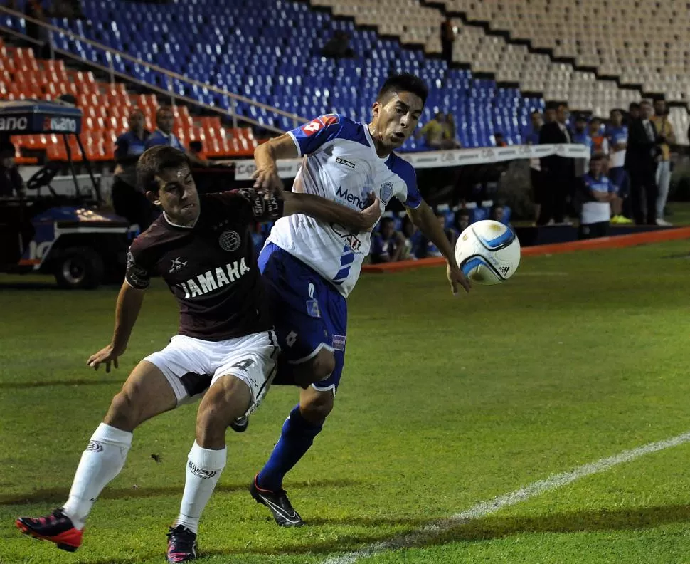 REACCIÓN. El “tomba” comenzó ganando, pero luego Lanús lo pasó por arriba. télam