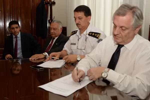 La Policía acordó una suba salarial del 30 %, en dos partes