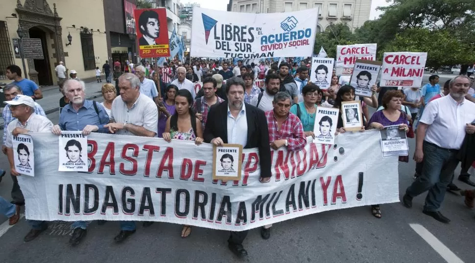 EN LA PLAZA. El diputado nacional Claudio Lozano (de barba y al centro) vino ayer a Tucumán a pedir por la destitución del jefe del Ejército. la gaceta / foto de diego aráoz