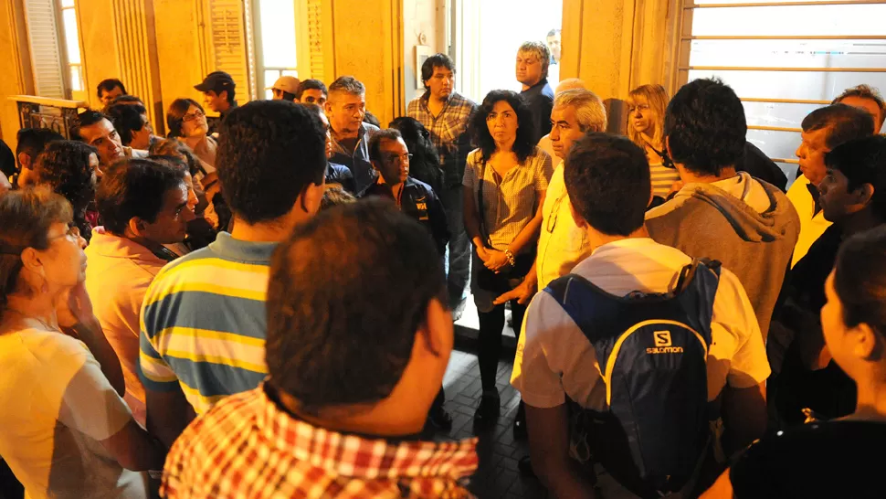 PREOCUPADOS. Allegados a Juan Pablo Juárez esperan novedades afuera del sanatorio. LA GACETA / FOTO DE HÉCTOR PERALTA