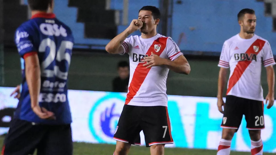 EL SALVADOR. Mora apareció con dos golazos y rescató un empate para River. DYN 