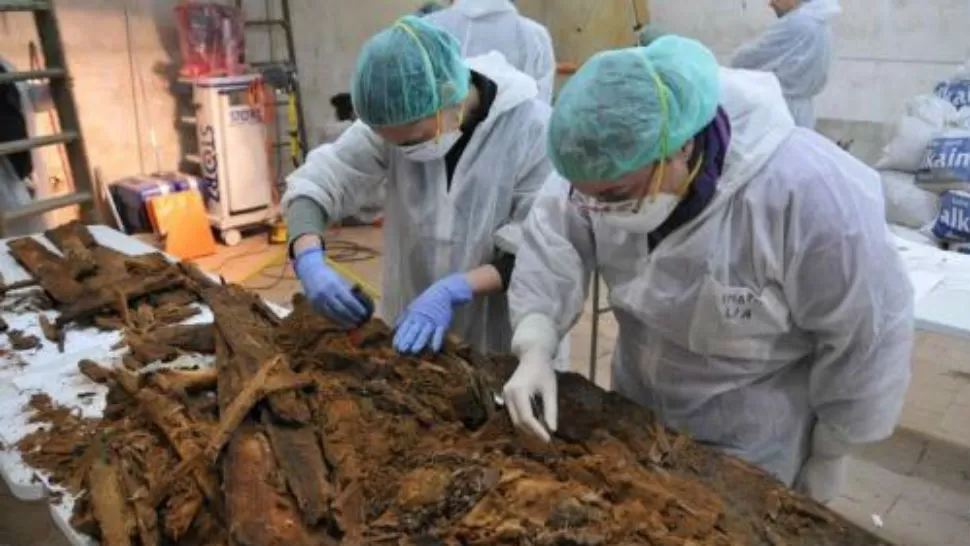 HALLAZGO. Parte de los restos de las 17 personas encontrados en la iglesia. TÉLAM