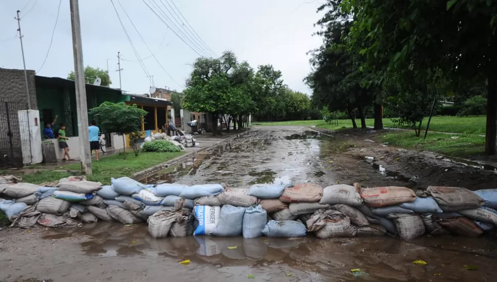 TEMOR. En Alberdi, los vecinos mantienen las defensas en algunas calles ante el temor de nuevas tormentas. LA GACETA / FOTO DE OSVALDO RIPOLL