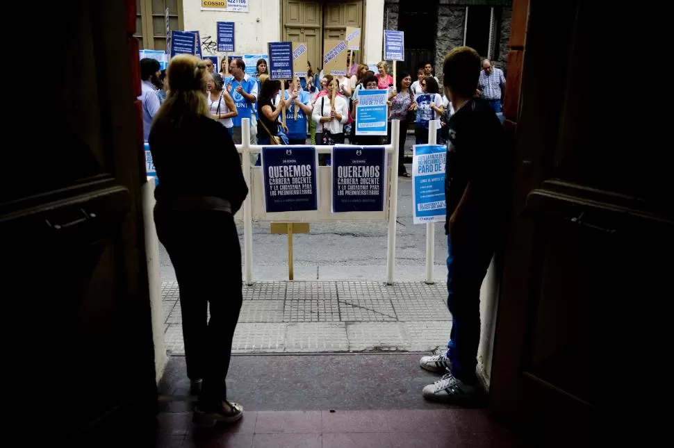 CONTRASTE. Dentro de la escuela Sarmiento, Bardón inauguraba el ciclo lectivo; afuera, los docentes ratificaban su decisión de no iniciar las clases. la gaceta / foto de FOTO DE JORGE OLMOS SGROSSO