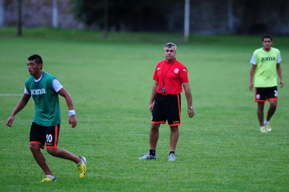 CONFORME Y OPTIMISTA. El DT Darío Tempesta analizó el último amistoso y dijo que San Martín quedó bien parado de cara al torneo, a pesar de los errores corregibles. LA GACETA / FOTO DE DIEGO ARÁOZ (ARCHIVO)