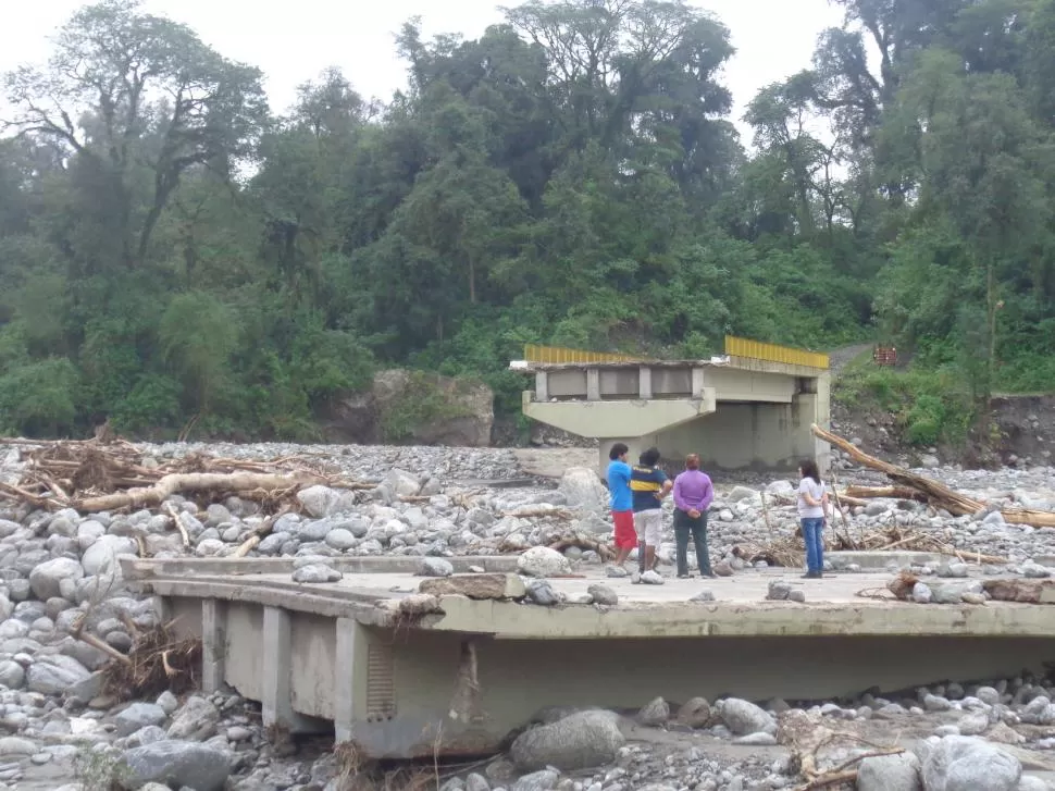 DEVASTACIÓN. El puente contuvo piedras, embalsó el agua y reventó. la gaceta / foto de rodolfo casen