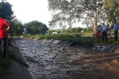 Limpian arroyos y canales para evitar nuevos desbordes en la capital catamarqueña