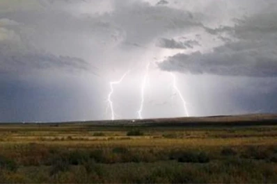 Murió alcanzado por un rayo mientras esperaba el colectivo