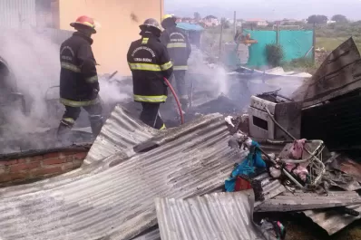 Un incendio arrasó con una casa prefabricada en Yerba Buena